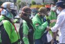 Menhub Budi Karya Bagikan Sembako Kepada Para Pengemudi Transportasi Umum di Bogor - JPNN.com