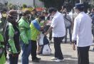Menko Airlangga Turun Langsung Bagikan Bantuan kepada Pengemudi Transportasi Umum di Bogor - JPNN.com