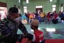 Prajurit TNI AL Balikpapan Gelar Vaksinasi Kepada Masyarakat Pesisir Pantai Lango - JPNN.com