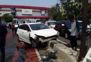 Toyota Yaris Hantam Pembatas Jalan, Lihat, Begini Kondisinya - JPNN.com