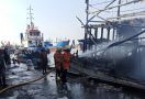 Kapal Nelayan Terbakar di Jakarta Utara - JPNN.com