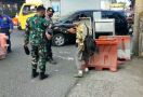 Lihat Aksi Heroik Brigadir Renaldo dan Praka Windi Bantu Lansia di Persimpangan - JPNN.com