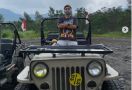 Begini Pose Keren Apriyani Rahayu di Atas Jeep Klasik - JPNN.com
