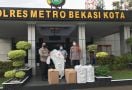 Waras Wasisto Serahkan Bantuan Ribuan APD Untuk Polres Metro Bekasi Kota - JPNN.com