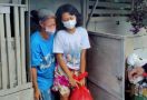 Gadis 11 Tahun di Surabaya Mendadak Yatim Piatu, Pascakeluarga Meninggal Akibat Covid-19 - JPNN.com