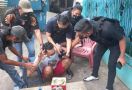 Lihat Itu, 5 Polisi Menangkap Pria yang Aksinya Viral di Medsos - JPNN.com