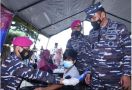 Korps Marinir TNI AL Gelar Serbuan Vaksinasi Kepada Masyarakat Maritim di Pulau Tidung - JPNN.com