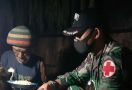 Ada Warga Kesulitan dan Kelaparan, Prajurit TNI Langsung Bergerak Memberi Bantuan  - JPNN.com