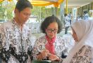 Lulus Seleksi Administrasi PPPK 2021, Guru Honorer Ini Sujud Syukur - JPNN.com