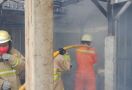 Kebakaran Bedeng Karyawan Milik PT APG, Penyebab Belum Diketahui - JPNN.com