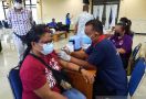 Niat Mulia Aaron Rumainum, Menjadi Vaksinator Covid-19 Demi Menyelamatkan Orang Banyak - JPNN.com