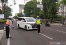 Mobil Mewah Putih Ini Seketika Diberhentikan Polisi Bandung, Ternyata - JPNN.com