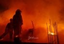 Gerobak Pedagang Bakso Terbakar, 9 Orang Dilarikan ke Rumah Sakit - JPNN.com