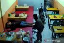 Terekam Kamera Pengawas, Pencuri Memakai Jaket Abu-abu Beraksi di Warung Makan - JPNN.com
