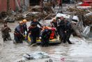 Puluhan Mobil Terseret Banjir Bandang, Ada 70 Orang Tewas - JPNN.com