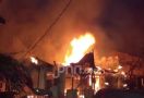 Belasan Rumah Terbakar di Matraman, Petugas Kesulitan - JPNN.com