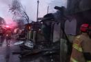 Kebakaran Hebat di Matraman, Gulkarmat Jaktim Kerahkan 70 Personel dan 14 Branwir - JPNN.com