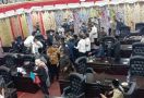 Ricuh, Asbak Rokok Melayang saat Sidang DPRD Kabupaten Solok - JPNN.com