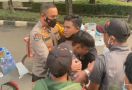 Pedagang Kopi Keliling Berkelahi di Jalan, Kompol Beddy Turun Tangan, Lihat yang Terjadi - JPNN.com