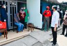 Lihat Nih, Jokowi Sampai Door to Door di Gang Tengok Masyarakat Divaksinasi - JPNN.com