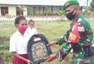 TNI Memberikan Bantuan Perlengkapan Sekolah Anak di Perbatasan Indonesia - Papua Nugini - JPNN.com