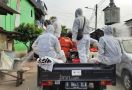 PMI Jakarta Timur Lakukan Penyemprotan Disinfektan di Bekas Zona Merah Covid-19 - JPNN.com
