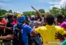 Ribuan Korban Gempa Kelaparan, Langsung Menyerang Truk-truk Bantuan - JPNN.com