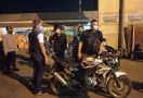 Apes, 2 Pemotor Tabrak Mobil Parkir Usai Acungkan Jari Tengah ke Polisi, Begini Ceritanya - JPNN.com
