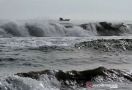 Gelombang Tinggi Mencapai Enam Meter Menerjang Pesisir Laut Selatan Sukabumi, Tsunami? - JPNN.com