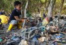 Mahasiswa Membersihkan 200 Kg Sampah Plastik yang Melilit Mangrove di Pesisir Surabaya - JPNN.com
