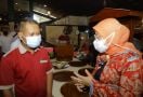 Mampir ke RM Soto Ayam Cak Har, Begini Dialog Menaker Ida dengan Pekerja - JPNN.com
