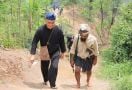 Prof Zudan Arif Berkunjung ke Kampung Badui, Lihat Penampilannya - JPNN.com