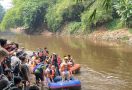 Ridwan Kamil Menyusuri Sungai Ciliwung, Ada Banyak Sampah, Ogah Pakai Rompi Merah - JPNN.com