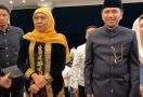 Lihat Kostum Khofifah-Emil di Debat Pilgub Jatim, Pakaian Adat Mana? - JPNN.com