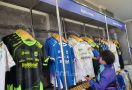 Belanja Merchandise Klub di Persib Store Lembang, Alternatif Buah Tangan Wisatawan - JPNN.com