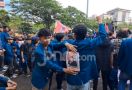 Demo di Semarang, Mahasiswa Bentangkan Spanduk Indonesia Gelap & Poster Prabowo Ndasmu - JPNN.com