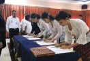 4 WNA di Bali Diambil Sumpah Menjadi WNI, Pramella: Wajib Tunduk & Setia ke NKRI - JPNN.com Bali