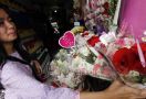 Terima Kasih untuk Para Pria Romantis di Hari Valentine, Bikin Laris Bunga Mawar - JPNN.com