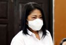 Putri Candrawathi Menutup Telinganya, Dituntut 8 Tahun Penjara, Sebelumnya Terus Menangis - JPNN.com