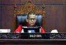 3 Hakim MK Dissenting Opinion, Saldi Isra Setuju Jokowi Manfaatkan Bansos dan Aparat untuk Paslon 02 - JPNN.com
