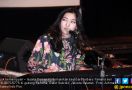 Isyana Sarasvati Cari Inspirasi di Tengah Malam - JPNN.com
