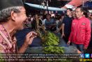Jokowi - Sandi Berebut Perhatian Emak-Emak di Pasar - JPNN.com