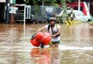 4 Kiat Bertahan di Tengah Arus Deras Saat Banjir - JPNN.com