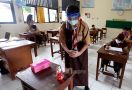 Melihat Siswa SD di Jakarta Kembali Belajar di Kelas - JPNN.com