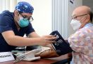 Bang Johhny Soroti Peran Keluarga Mengajak Lansia Mengikuti Vaksinasi - JPNN.com