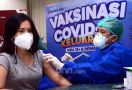 Jelang Ramadan, Masyarakat Antre untuk Mendapatkan Vaksin Covid-19 - JPNN.com