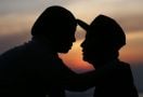 5 Tanda Hubungan Pasangan Masih dalam Fase Bulan Madu yang Indah - JPNN.com
