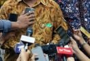 Wartawan Jatuh Terjengkang Ditarik Ajudan Nana Sudjana - JPNN.com