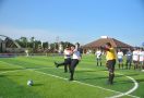 Lihat Tuh Kapolda Lampung Menendang Bola Pembukaan Turnamen Mini Soccer HUT ke-77 Kemerdekaan RI - JPNN.com Lampung
