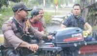 Hujan & Petir Tak Patahkan Semangat Polri Sampaikan Pesan Pemilu Damai ke Wilayah Terluar Dumai - JPNN.com